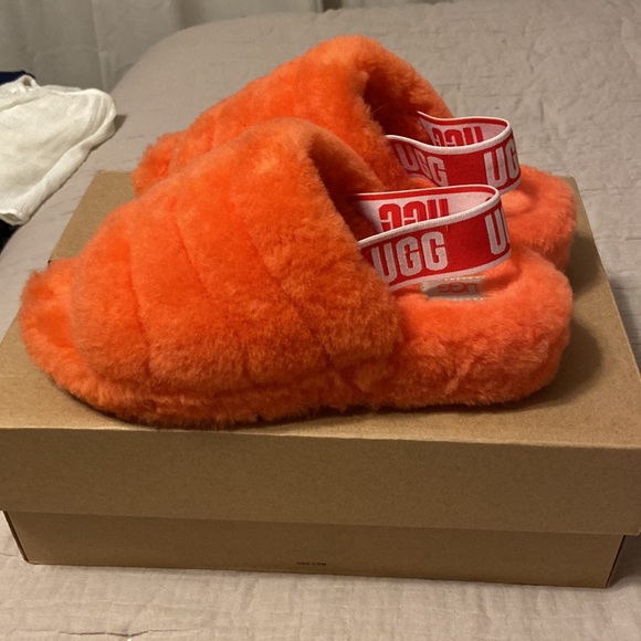 Host Pick🎉 2/28 women’s ugg fluff yea slides. Size7 - Picture 2 of 5